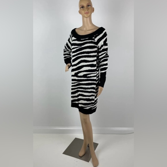 Black and White Leopard Print Sweater Dress - Picture 2 of 9